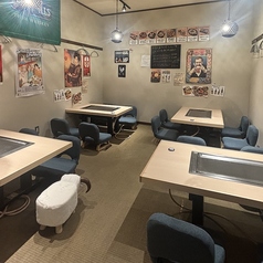 座敷席椅子あり４名掛×４　鉄板あり5名様の場合基本1テーブルのご案内でお誕生日席でお願いしております。2テーブルご希望の場合ご予約時にお伝えください。分煙のため20歳以下のお客様がいらっしゃる場合お座敷のみのご案内となります。