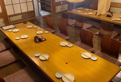 掘りごたつ席は広々とした空間。最大24名のフロア貸切宴会が可能です！