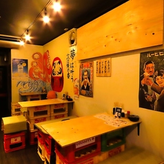 5名様までご利用可能なお席を2卓ご用意。中規模の飲み会や会社のご宴会など、様々な集まりにぴったりです。落ち着いた雰囲気の店内は愛煙家にも嬉しい全席喫煙可能。こだわりの美味しいお料理や多彩なドリンクメニューを囲んで、皆様で楽しいひとときをゆっくりとお過ごしいただけます。皆様のご来店をお待ちしております。