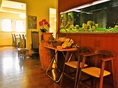 熱帯魚が優雅に泳ぐ水槽があり、落ち着く木造の店内。