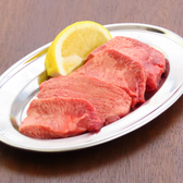 和牛の魅力を存分に引き出す炭火焼肉。肉の旨味がじっくりと引き出され、口の中で広がるジューシーさは格別!厚切りの新鮮レバーや大トロホルモンは、肉好きにはたまらない逸品。お子様連れのお客様も歓迎です。