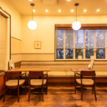 イタリア郊外をイメージした木のぬくもりを感じる店内で、心地よい時間をお過ごしいただけます。落ち着いた色合いのインテリアと柔らかな照明が、リラックスした雰囲気を醸し出し。友人との食事やお一人でのご利用など、様々なシーンでご利用いただける空間です。窓からの自然光が差し込み、穏やかなひとときを演出します。