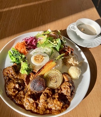 イベリコ豚のカレーライス地元野菜のグリルとゆで卵