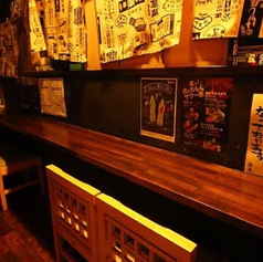 【1階 カウンター席】4名様まで / 落ち着いた雰囲気のカウンターを完備。最大4名様でご利用いただけます。デートやご夫婦でのお食事、会社帰りの気軽な一杯など、幅広いシーンに最適。自慢のお料理とお酒をごゆっくりとお楽しみください。