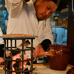 旨みを閉じ込める職人技。五感で味わう本格藁焼きを堪能