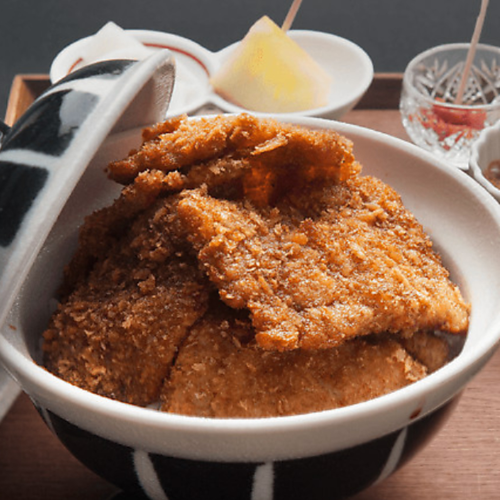 11時～ランチ営業！揚げたてのカツ丼をお召し上がりください♪三越前駅から徒歩30秒。