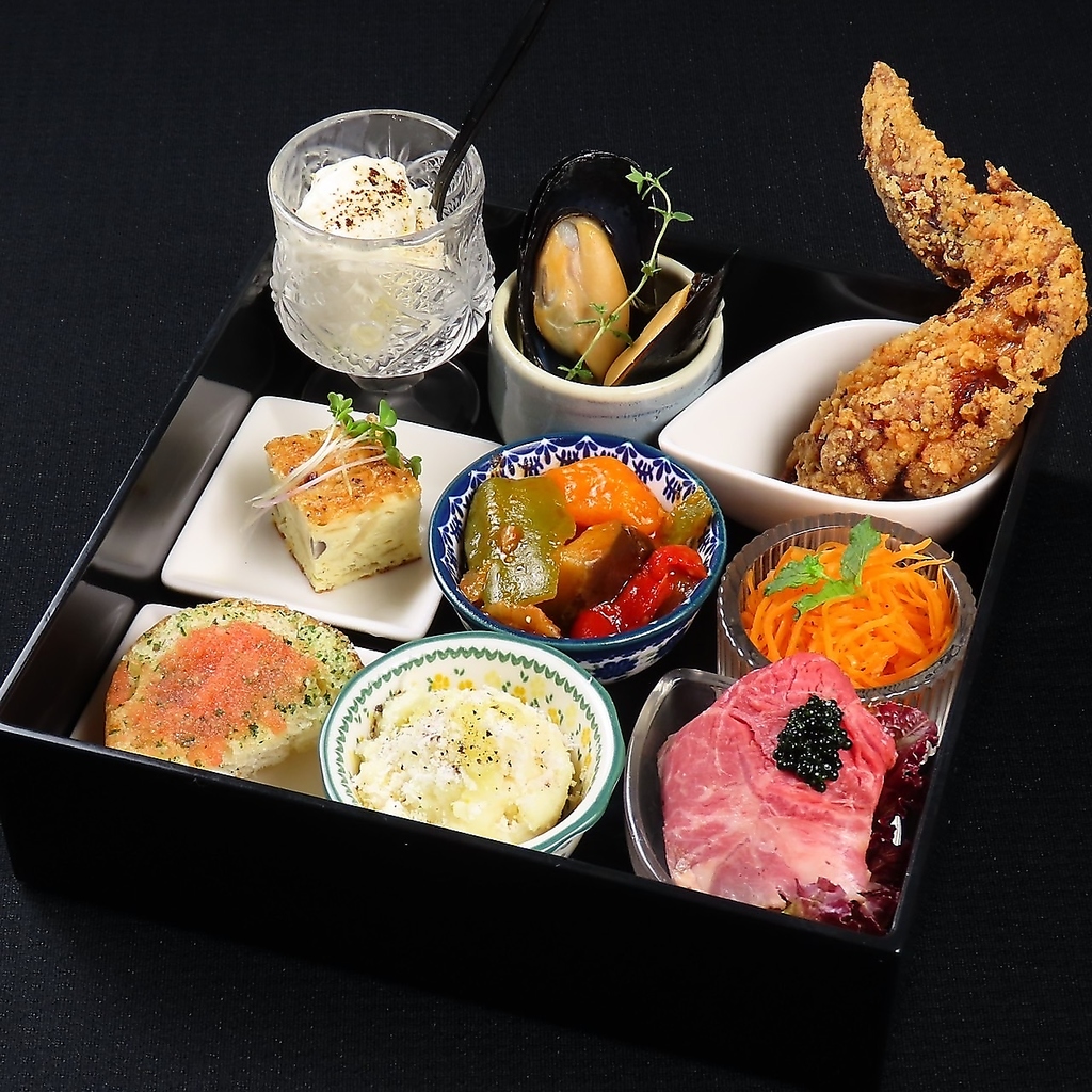 季節の旬の素材を使用した9種類お重前菜はランチでもディナー両方で楽しめます！