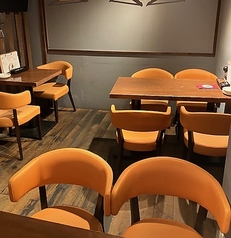 ゆったり利用できる2階席はソファテーブル席は最大14名様までご利用頂けます。ご家族連れ、懇親会、歓送迎会、忘新年会などに是非！貸切にも対応しております！(人数、予算、時間など気軽に相談してください！)