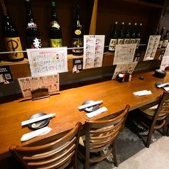 カウンター席は、お一人様でも気軽にお立ち寄りいただける特別な空間です。仕事帰りにふらっと訪れて、肩の力を抜きながら楽しめるひとときをご提供いたします。最大10人までご利用可能な半個室です。