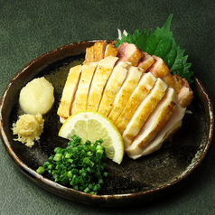 【マイルドで濃厚】一羽買いした希少な黒さつま鶏のお刺身！軽く炙って脂の甘みを引き立てた逸品をぜひの写真