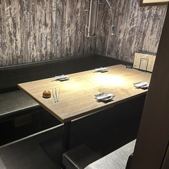 8～12名様向け【完全個室あり】家族や友人との親密な時間を過ごすには、心地よい空間が重要です！個室や多様な席が揃うこのお店では、皆で集まって焼き肉を楽しむのにぴったりな席をご用意しています。女子会にも最適な明るい雰囲気に包まれて、特別なひとときをお過ごしください。