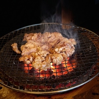 豪快な炎と香ばしさがたまらない！名物・鶏の炭火焼き