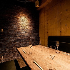 「鉄板焼 katakago」では、接待・会食に最適な個室をご用意しております。コンクリート調の壁が武骨でなんともオシャレな雰囲気。落ち着いた個室空間で本格的な鉄板焼きをご堪能頂けます。予約必須の個室もご用意！◇川崎/川崎駅/鉄板焼き/肉/記念日/誕生日/ディナー/デート◇