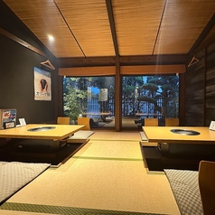 8名まで収容可能な小規模宴会スペースです。2テーブルで一つのお部屋になっており、個室使いも可能です。