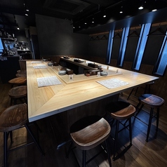 当店自慢のコの字型に配置されている居心地◎のカウンター席を12席ご用意しております。目の前で料理やお酒の準備を見ながら、ゆったりと大人の時間をお過ごしいただけます。洗練されたデザインが、特別なひとときを演出します。