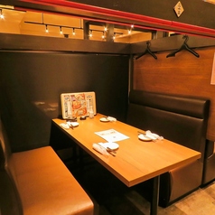 開放感のあるテーブル席は、リラックスできる心地よさ。天井が高く、視界が広がるレイアウトの中で、周囲を気にせずゆったりと過ごしていただけます。ご友人とのお食事はもちろん、デートやご家族でのご利用、仕事帰りの飲み会にもぴったり。自然と会話も弾む、そんなちょうどいい距離感と温かみのある空間をご提供します。