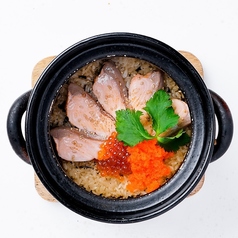 出汁を極めた炙りサーモンといくらの土鍋飯
