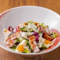 料理メニュー写真&nbsp;燻製ベーコンのシーザーサラダ