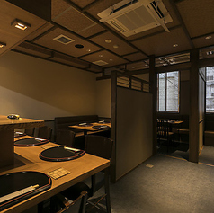 上質ながらカジュアルな雰囲気も兼ね備えたテーブル席は、肩肘張らずに本格料理を楽しめるのが魅力です♪モダンで開放感のある空間は、日常のちょっとした贅沢や女子会にもぴったり◎気心知れた仲間と賑やかに、それでいて質の高いおもてなしを感じられる贅沢な場所です。至福のひとときをお過ごしください◎