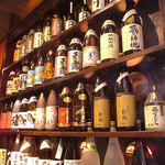 焼酎や日本酒は約30種！全国各地の選りすぐりが並びます。どれにしようか迷うのもまた楽しみ…。