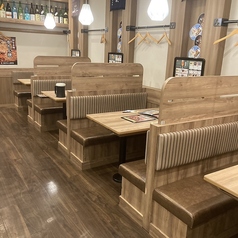 ゆったり座れるソファー席