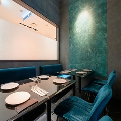 【4~8名様向け】“料理を囲む贅沢な青の空間”青い壁面と大理石が美しく調和する店内は、4~8名様で料理を囲むひとときに最適。程よい広さで会話しやすく、食材の彩りが映える照明も魅力。仲間と少し贅沢なイタリアンビストロを楽しむ夜にぴったりの、洗練されたビストロ空間です。