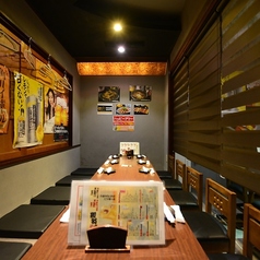 気の合う友人と「ちょっとホットする」ひとときを楽しむのに最適な空間です。落ち着いた雰囲気の中で、肩の力を抜いてリラックスしながら、美味しい料理と会話を楽しむことができます。親しい友人との親密な時間を大切にし、ゆったりとした時間を提供します。