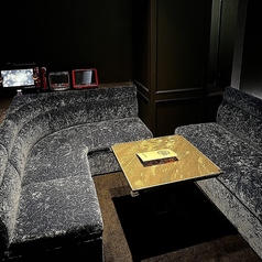 個室は2名様～8名様でのご利用が可能です！個室にカラオケも完備しておりますので是非ダーツとご一緒にカラオケもお楽しみくださいませ♪