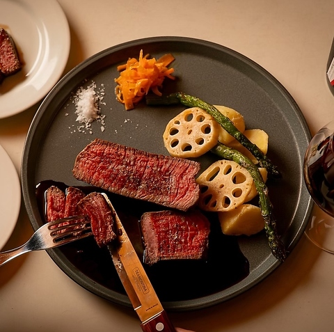 NYのレストランをイメージした店内にはゆったりくつろげるソファやテーブルを用意。