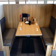 仕切りで囲われたテーブル席は半個室感たっぷりで周りを気にせずにお食事をお楽しみいただけます♪