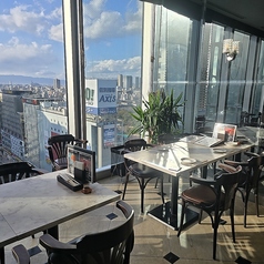 お昼はまた別の顔になる窓際席！夕方は西日が差し込むため早い時間がおすすめです。