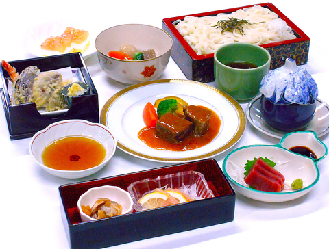 昼の特選和膳　3300円　会席コースの中からチョイスされたランチ向け和食膳です