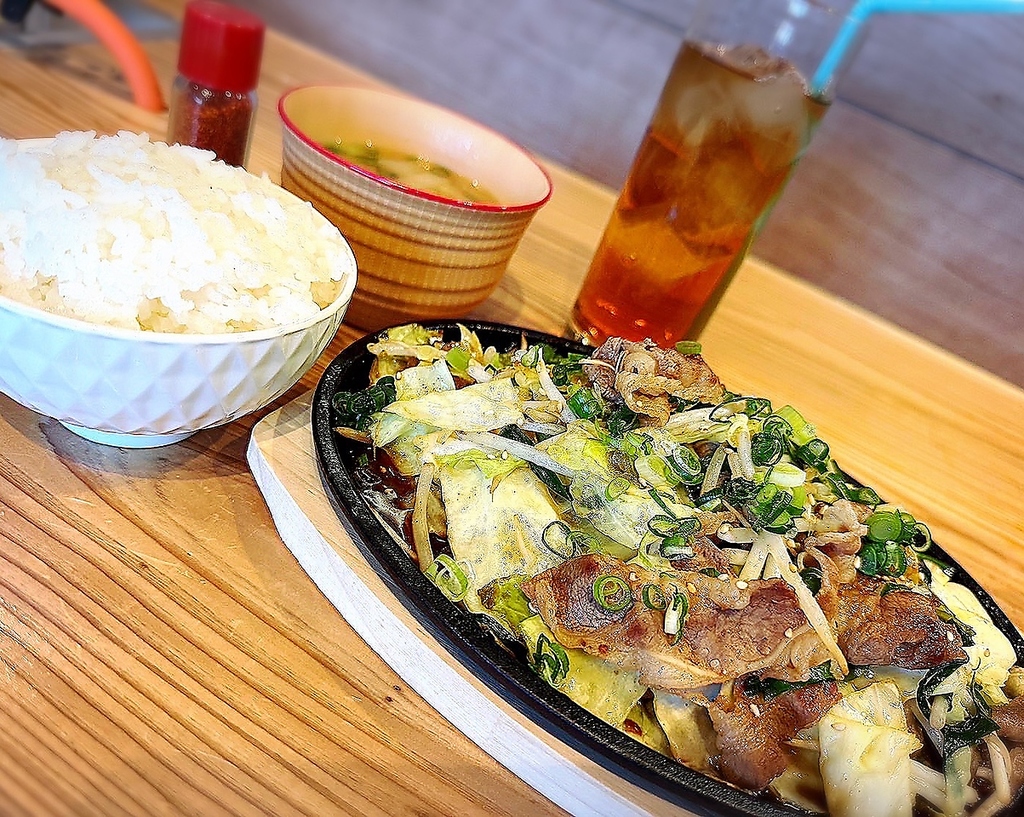 ランチメニューは6種類。どれも自慢のお料理です◎+330円(税込)でドリンクをアルコールに変更可能♪