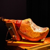 当店の生ハムはオーダーごとにカットする本格スタイル。芳醇な香りととろける旨みをお楽しみいただけます。