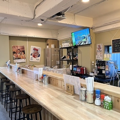 モダンな和空間が広がる店内には、お一人様でもふらっと立ち寄りやすいカウンター席をご用意しております。お仕事帰りのサク飲みや、スタッフとの会話を楽しみながらのんびり過ごす大人の時間にも最適です。自慢のお酒と日替わりのおばんざいを味わいながら、今日一日の疲れを癒やす特別なひとときをお過ごしください！