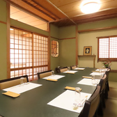 ご家族や、少人数での会食にピッタリのお部屋です。ひじ掛けのついた座椅子でおくつろぎ頂きながらお食事をお楽しみいただけます。