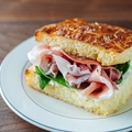 料理メニュー写真 生ハムとクリームチーズのフォカッチャサンドlunch
