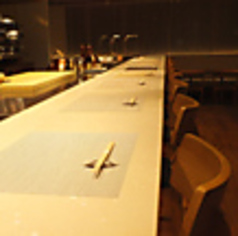 調理風景を眺めながらお食事をお楽しみ頂けるカウンター席。自慢の鉄板から、こだわりのお肉料理の香りも漂います。