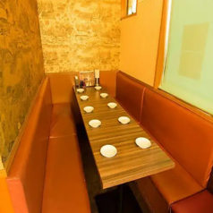 【3階】10名様までご利用いただける大型テーブル席を1卓ご用意しております。両側をソファで囲んだゆったりとした空間で、会食やお集まりなどグループでのお食事に最適。