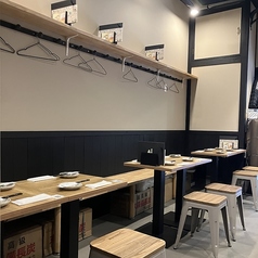 テーブル席は、様々なシーンに幅広く対応可能。壁際に並ぶ席は、仲間との会話を楽しみながらゆったり過ごせるレイアウトで、女子会や仕事帰りの飲み会にもぴったり。落ち着いた色調と開放感のある空間で、心地よい時間を演出します。