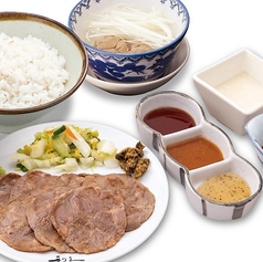 【おすすめ定食！】牛まるたんと麦とろ定食 6枚/8枚