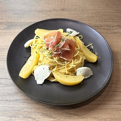 桃と生ハムのパスタの写真