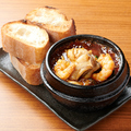 料理メニュー写真 牡蠣とエビのアヒージョ(カキ2匹、エビ2匹付)