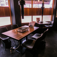 4名様用のテーブル席を3卓ご用意。友人や家族との集まり、ビジネスミーティングなど、さまざまなシーンに対応可能です。各テーブルには無煙ロースターが設置されているため、煙を気にせずに焼肉を楽しむひとときをお過ごしいただけます！