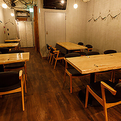 2名様掛けのテーブル席も2つご用意しております。デートや接待にもピッタリな寛げる空間。プライベート感のある空間で、ゆったりとした時間を過ごしながら、美味しい料理を楽しむことができます。ご予約はお早めにどうぞ。大切な人との素敵な時間をお約束します。