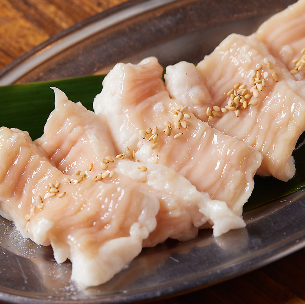 自社牧場から届く新鮮な国産ホルモンを、時間をかけてじっくりと下処理