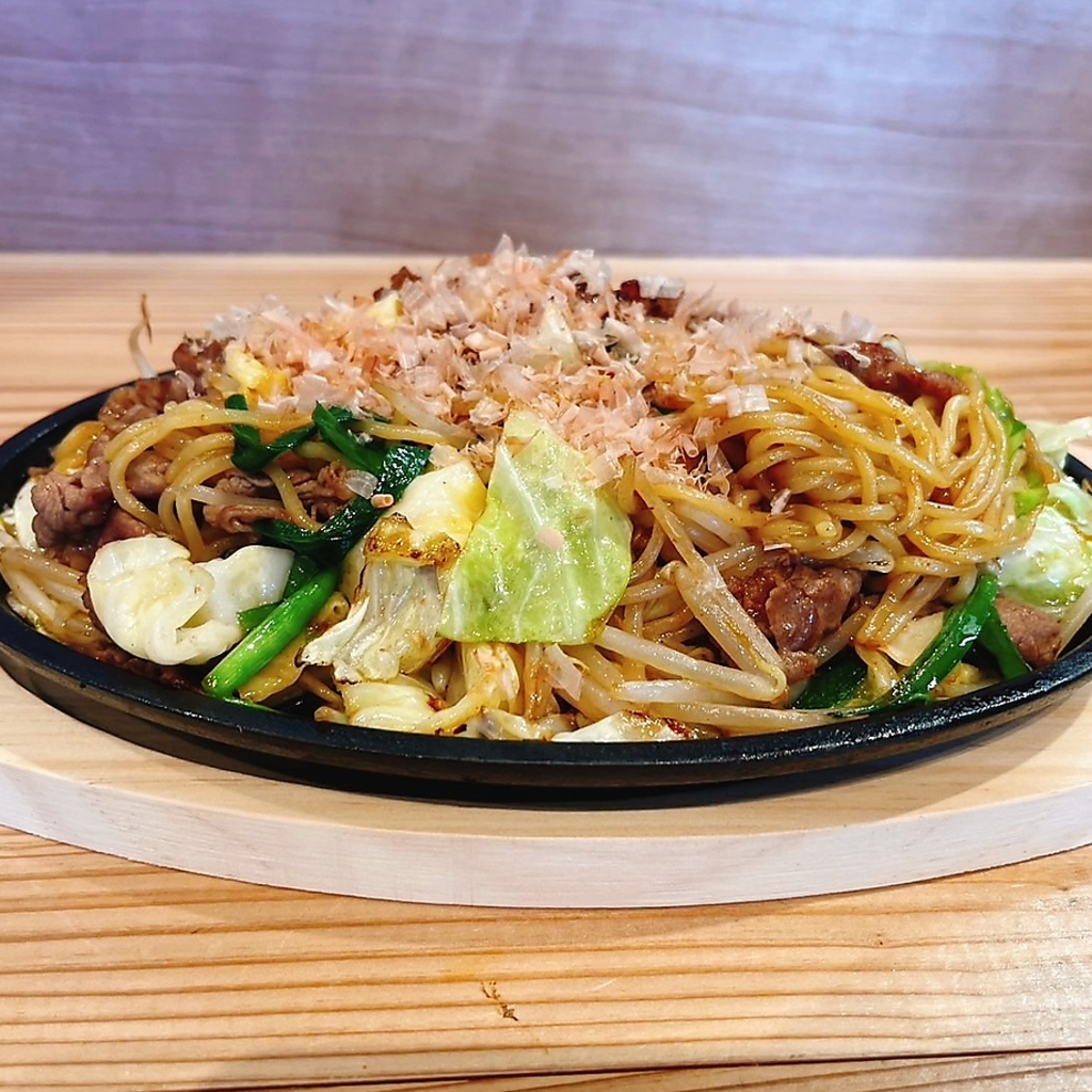 ハムベーコンピザ、旨辛チゲ雑炊、鉄板牛焼肉などたこ焼き以外のメニューも多種取り揃えております！