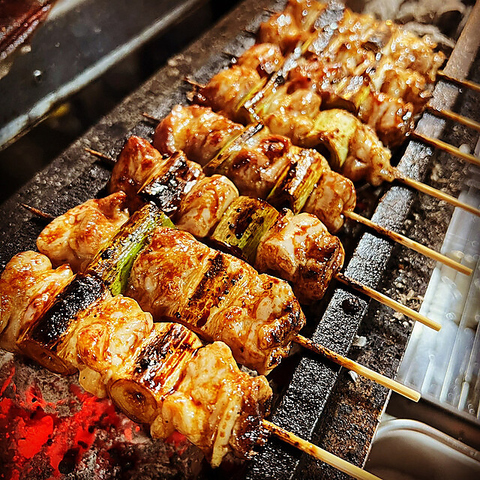 炭火で焼き上げた香ばしいやきとりなどの串や本場韓国の屋台の味を再現した料理を提供