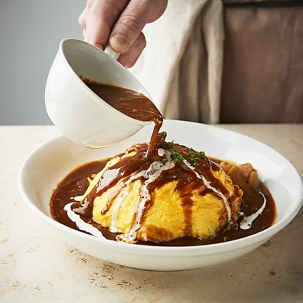 デミグラスソースに自信あり！筋と牛バラ肉を焼いて、より深みのあるソースに仕上げています！