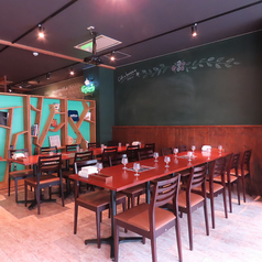 カップルなど少人数でのお時間とお食事を静かに楽しみたい方にはこちらの4人掛けテーブル席もおすすめ♪広々としたゆったり落ち着く店内でありながら、お席を選べばお客様だけのプライベート空間を演出することもできます◎